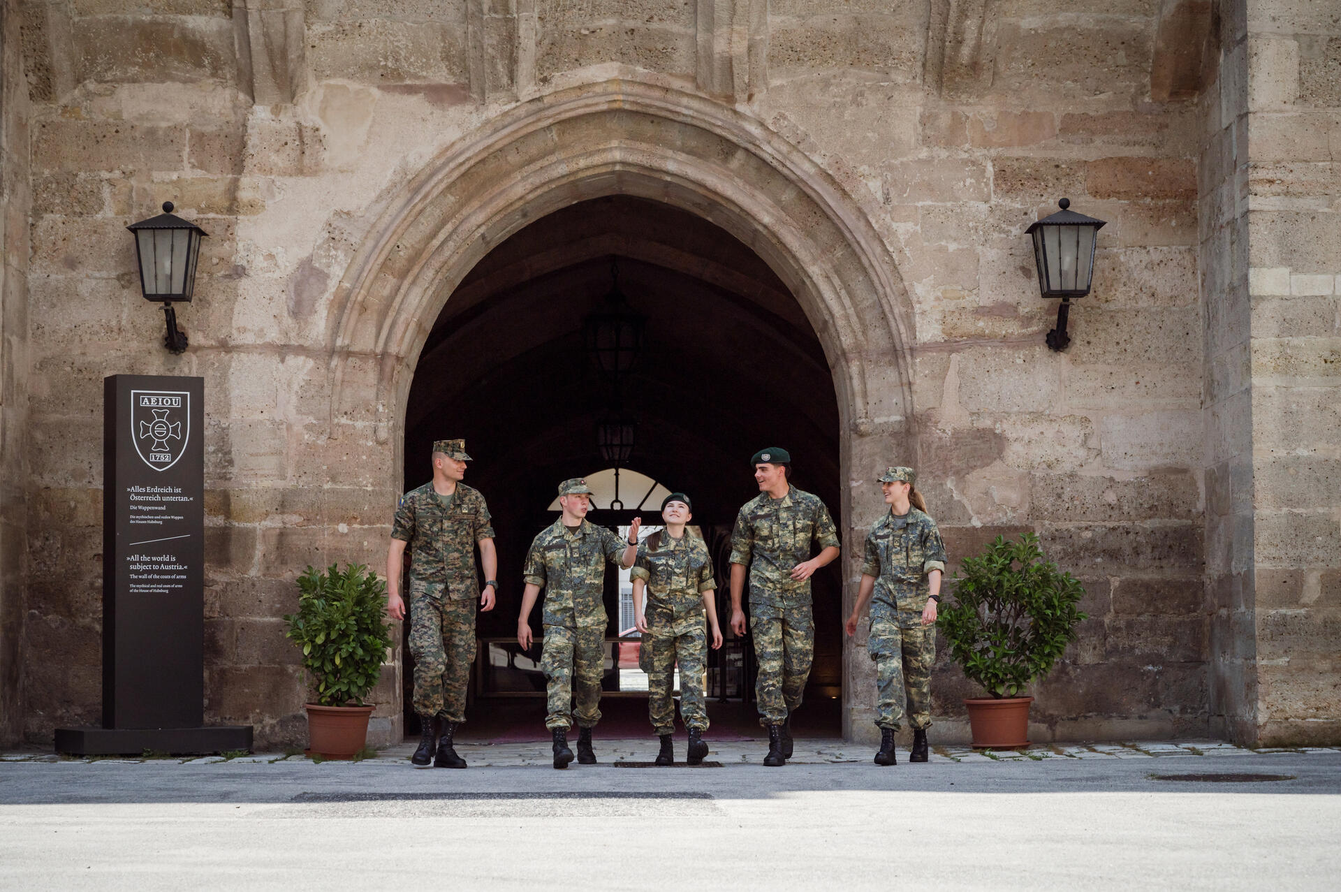 Fähnriche im Innenhof der Militärakademie