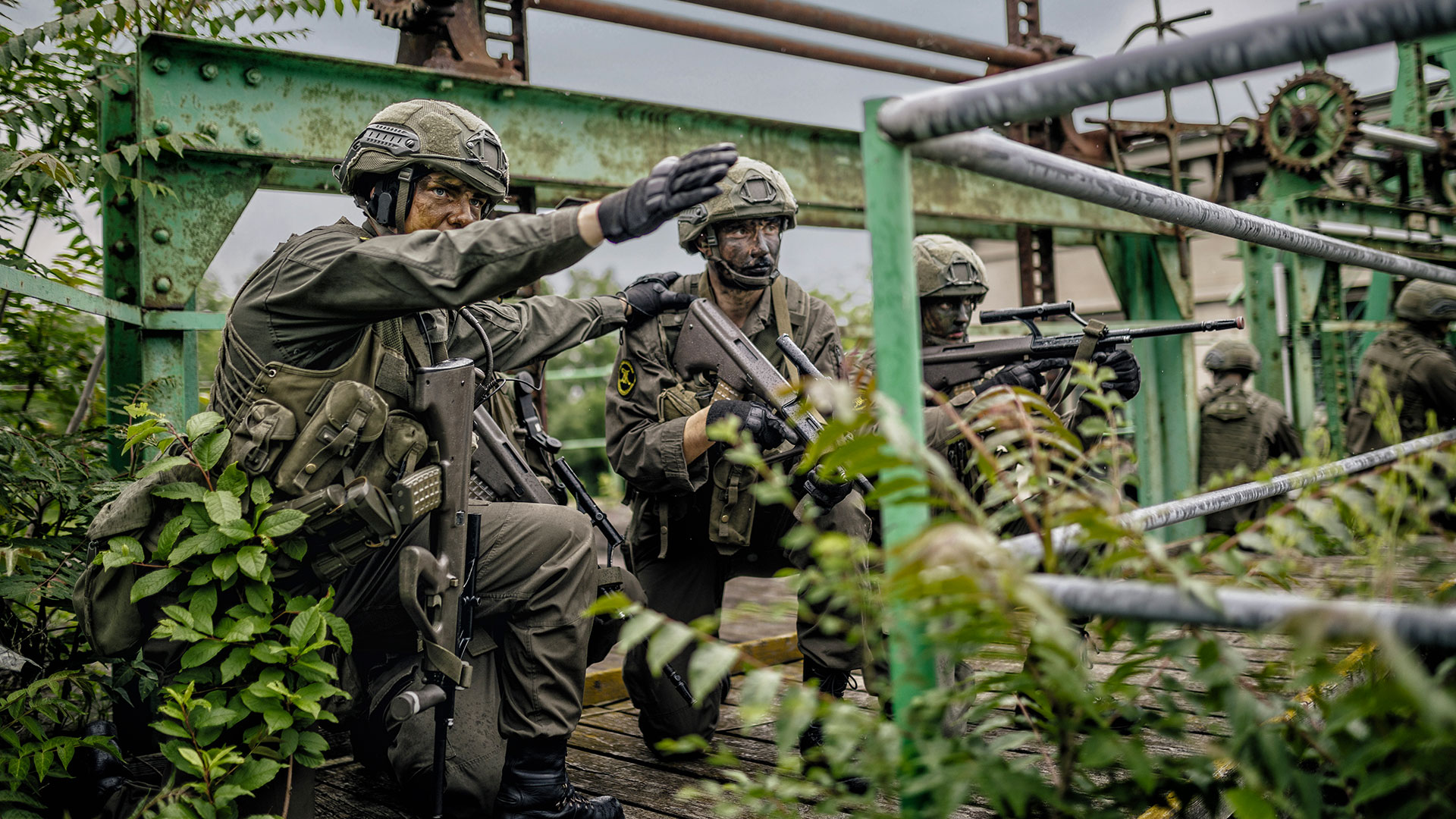 Alternativer Text: Ein Soldat deutet einem zweiten Soldaten die Richtung.